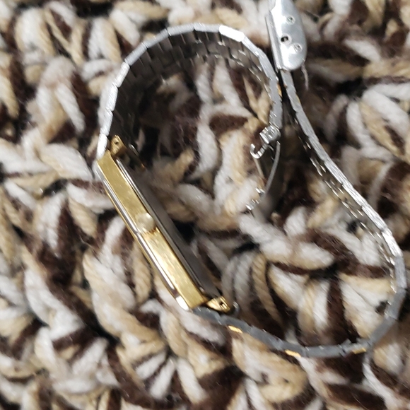 Vintage 1980s Pulsar 2 tone quartz watch V250-5220 - Picture 6 of 7